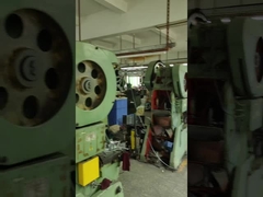 Металл штемпелюя части работает машина